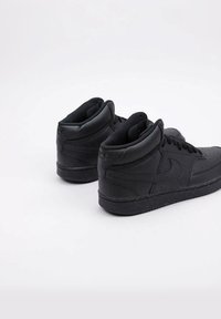 Sneaker alte nere in pelle, con superficie testurizzata, allacciatura frontale e suola nera maculata. Logo visibile sul tallone.