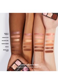 Mini oogschaduwpalette met zes warme tinten, getest op drie armen met verschillende huidtinten. Kleuren variëren van zachte rozentinten tot rijke bruintinten.