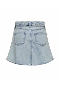 Lyseblå denim miniskirt med to baglommer, bæltestropper og synlige syninger på hvid baggrund.