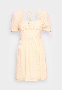 Vestido floral amarelo com mangas curtas bufantes, decote square e um laço nas costas. Apresenta um corpete ajustado e saia godê.