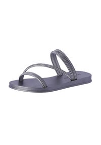 Las sandalias de dedo plateadas cuentan con dos correas cruzadas adornadas con pequeñas tachuelas, una suela plana y una plantilla de textura suave.