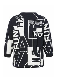 Marineblauer Strickpullover mit großen weißen Textmustern. Verfügt über einen runden Ausschnitt und dreiviertellange Ärmel. Gerippter Saum und Bündchen.