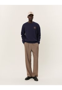 Les Deux GLOBE - Ikdienas džemperis - dark navy/tobacco brown