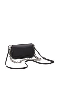 Borsa a tracolla in pelle nera con finitura testurizzata, tracolla in catena argentata e tasca frontale. Forma rettangolare compatta con design minimalista.