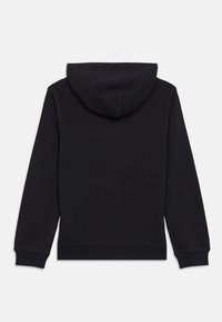 Melnas puloverveida kapuces džemperis ar garām piedurknēm, ar plašu kapuci un ribotu piedurkņu apakšdaļu. Gluda tekstūra bez redzamām rakstām vai akcentiem.