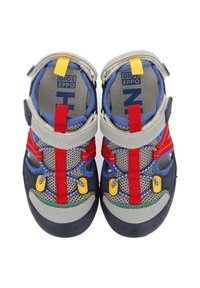 Sandalias infantiles con una parte superior de malla en gris con acentos en azul, rojo y amarillo, correas ajustables y una suela de goma para mayor tracción.