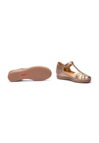 Metaal gouden schoenen met een open ontwerp, voorzien van een T-band en geweven details. Bruine rubberen zool met een gestructureerd patroon.