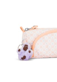 Astuccio rosa con motivo geometrico, dotato di cerniera e finiture arancioni, con un portachiavi a forma di scimmia viola pelosa attaccato alla zip.