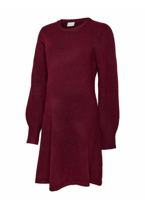 Robe en maille bordeaux à manches longues avec un col rond et une jupe légèrement évasée sur fond blanc.