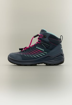Marineblauer Wanderschuh mit türkisfarbenem Futter, pinken Schnürsenkeln und "LOWA"-Branding, im Profil auf neutralem Hintergrund gezeigt.