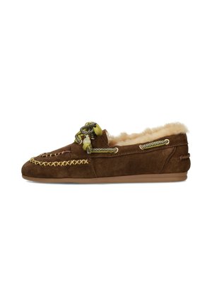 Mocassin en daim marron avec des coutures jaunes, des lacets décoratifs avec perles et une doublure en fourrure beige à l'intérieur.