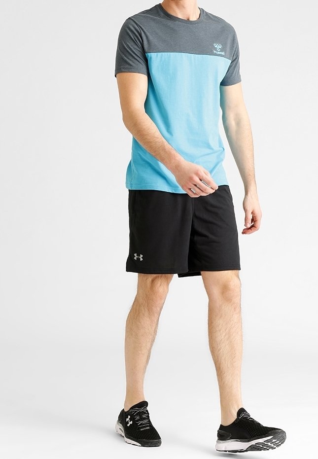 Lysblå og mørkegrå kortærmet skjorte med rund halsudskæring, parret med sorte shorts. Båret med sorte sportssko.