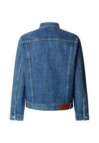 Chaqueta de mezclilla azul con un corte recto, puños abotonados y un detalle de cuero en la cintura. Cuello clásico sin bolsillos delanteros.