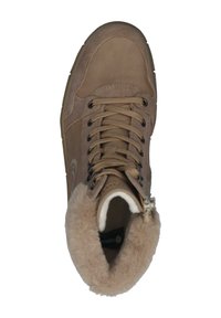 Zapato alto de ante marrón con un forro interior esponjoso, punta redonda, diseño de cordones y un detalle de cremallera en el lateral.