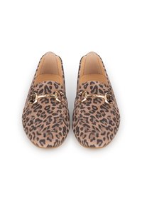 Mocasines con estampado de leopardo hechos de un material de ante texturizado, con un acento de cadena en tono dorado en la parte frontal. Interior de cuero suave.