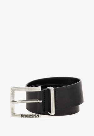 Zwarte leren riem met een zilverkleurige metalen gesp. De gesp heeft een rechthoekige vorm en de merknaam "GUESS" is hierin gegraveerd.