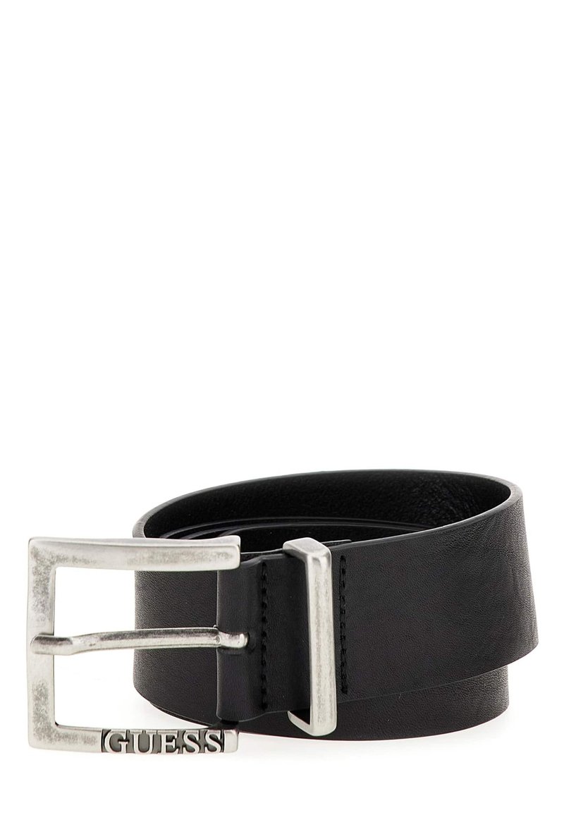 Cintura in pelle nera con fibbia in metallo argentato. La fibbia ha una forma rettangolare e il nome del marchio "GUESS" è impresso su di essa.