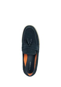 Navyfarbene Wildleder-Slipper mit einem geflochtenen Riemen und einer Schleifenakzent; verfügt über eine strukturierte Gummisohle und ein oranges Innenfutter.