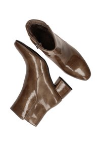 Bottes de cheville en cuir verni brun avec un bout pointu et un talon épais. Présentent une fermeture éclair latérale pour un enfilage facile et une finition lisse et brillante.