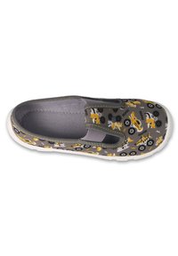 Szare buty wsuwane z zabawnym wzorem żółtych tygrysów i czarnych kół, z elastycznymi bokami dla łatwego zakładania i białą podeszwą.