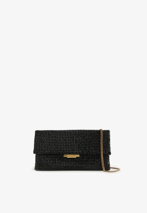 Zwarte rechthoekige clutch bedekt met kleine strass-steentjes, met een gouden kettingriem en een gouden naamplaatje op de voorflap.
