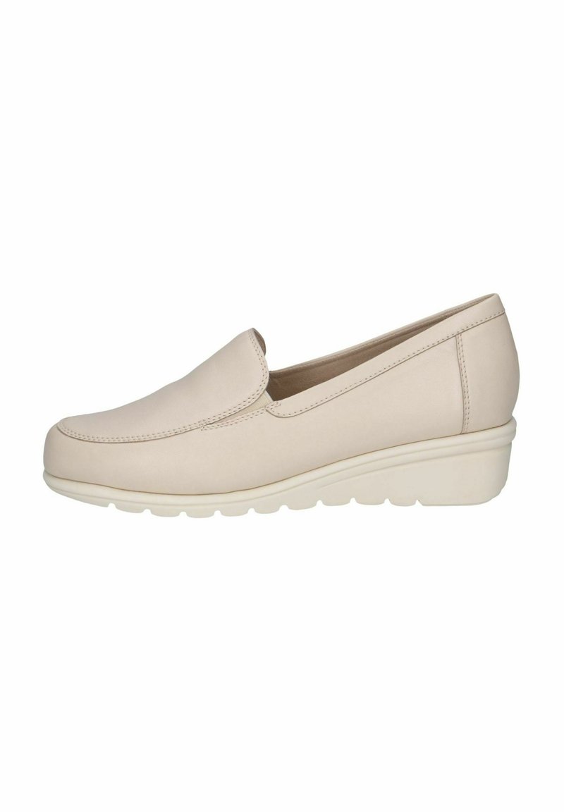 Beige slip-on cipő lekerekített orral, sima bőr felsőrésszel és alacsony wedge talppal. Minimális varrás és letisztult, egyszerű dizájn.