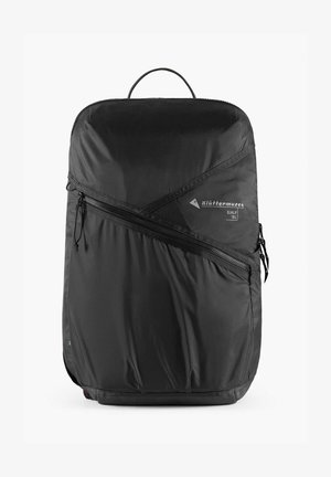 Mochila negra con un acabado en nylon texturizado, que cuenta con cremalleras diagonales, un asa superior y una etiqueta de logo. Diseño compacto y minimalista.