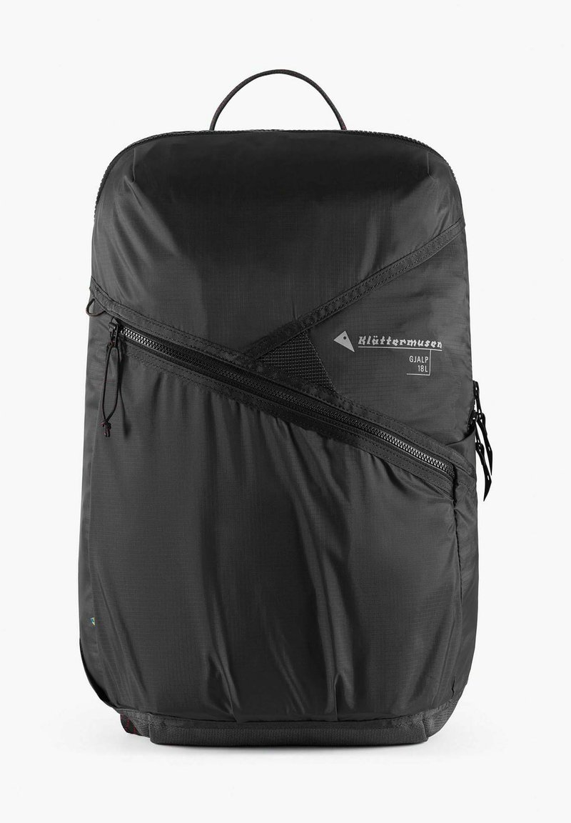 Zwarte rugzak met een gestructureerde nylon afwerking, voorzien van diagonale ritsen, een handvat aan de bovenkant en een logo-label. Compact, minimalistisch ontwerp.