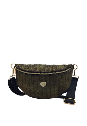Sac bandoulière matelassé vert foncé avec fermeture éclair dorée, emblème en forme de cœur doré et sangle noire réglable avec ferrures dorées.