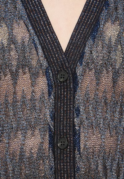 Kötött kardigán kék, fekete és fémes szálakból készült hálós mintával, V-nyakkal és két fekete gombbal elöl.