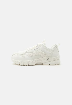 Baskets blanches Armani Exchange avec détails en mesh et cuir, fermeture à lacets devant, marquage "A|X" sur la semelle et le panneau latéral, design sportif basse.
