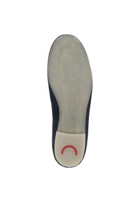 Suola di una scarpa in suede blu navy con superficie in gomma testurizzata, caratterizzata da un accento bianco e rosso sul tallone. Intersuola liscia e forma arrotondata.