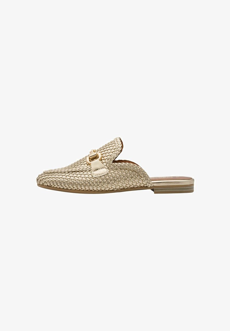 Chaussure beige tressée à enfiler, avec une boucle dorée en accent, un talon plat et une tige en textile texturé. Design simple avec un dos ouvert.