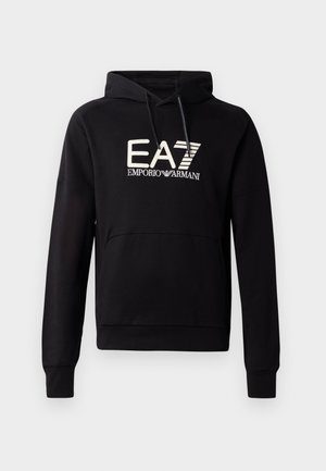 Sort hættetrøje med kengurulomme, med et hvidt EA7 Emporio Armani-logo, der tydeligt er placeret på brystet. Blødt bomuldsblandingsmateriale.