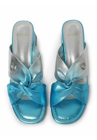 Infradito metallici blu e argento con design attorcigliato nella parte superiore. Presentano una superficie liscia e una forma quadrata della punta.