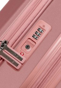 Rosa Hartschalenkoffer mit Reißverschluss und Zahlenkombinationsschloss. Verfügt über ein TSA-zugelassenes Schloss und metallische Zubehörteile mit einer strukturierten Oberfläche.