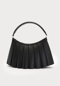 Svart plisserte håndveske laget av syntetisk lær, med en buet håndtak og topp glidelås. Glatt tekstur med strukturert design.
