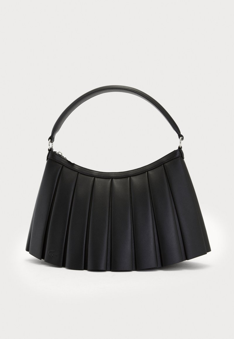 Sac noir plissé en simili cuir, avec une anse incurvée et une fermeture éclair sur le dessus. Texture lisse avec un design structuré.