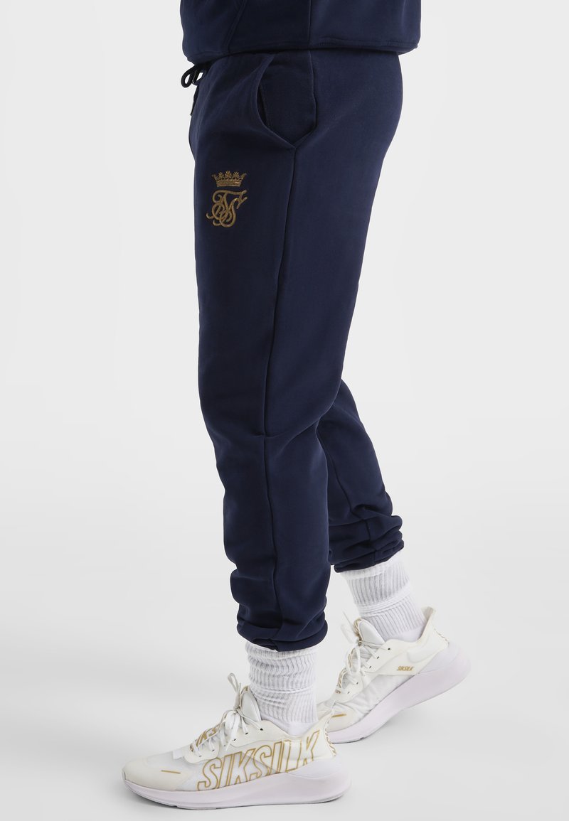 Herren Trainingsanzüge | SIKSILK MESSI Jogginghose navy/dunkelblau - NU45251 Herren Trainingsanzüge | SIKSILK MESSI Jogginghose navy/dunkelblau - NU45251