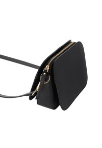 Schwarze Leder-Umhängetasche mit rechteckiger Form, goldenem Reißverschluss, schlichtem Design und verstellbarem Riemen. Mit Logo an der Seite.