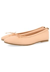 Bailarinas de color rosa claro con punta redondeada, material sintético suave y un lazo decorativo en la parte delantera. Suela de goma fina con textura mínima.