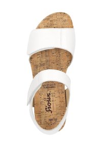 Sandalo bianco in pelle con due ampie cinghie su una soletta in sughero. Presenta una suola piatta e una superficie naturale in sughero testurizzata. Logo del marchio visibile.