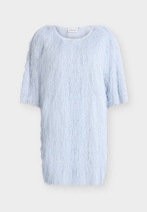 Φόρεμα κοντό μανίκι σε ανοιχτό μπλε χρώμα με υφή, στρογγυλή λαιμόκοψη και μαλακό ύφασμα με κρόσσια.