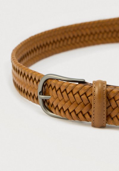 Πλεχτή καφέ δερμάτινη ζώνη με ασημένια μεταλλική αγκράφα και ραμμένο δερμάτινο λουράκι σε λευκό φόντο.