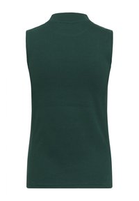 Bezramínkový polo top ve tmavě zelené žebrované látce, s vysokým límcem a rovnými okraji, bez dalších designových prvků nebo vzorů.