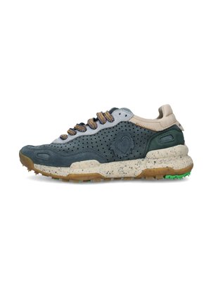 Sneaker in pelle traforata verde scuro, collo beige sul tallone, suola spessa screziata, lacci marroni e blu con fantasia e dettagli verdi sul battistrada.