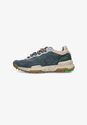 Sneaker in pelle traforata verde scuro, collo beige sul tallone, suola spessa screziata, lacci marroni e blu con fantasia e dettagli verdi sul battistrada.