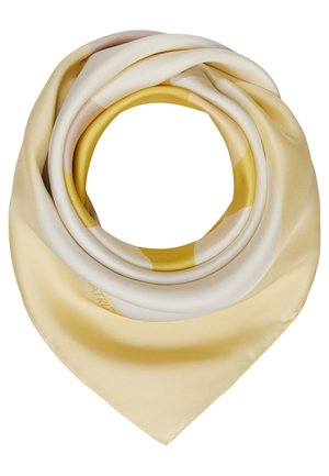 Foulard en soie plié en forme circulaire avec des nuances dégradées crème, blanche et jaune sur un fond blanc.
