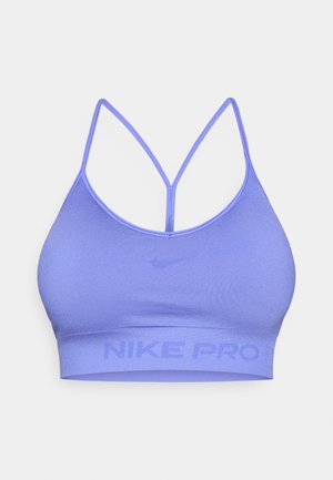 Lyse lilla sportssujet med tætsiddende design, der har en logo på båndet og tynde krydsede stropper på bagsiden. Glat tekstur.