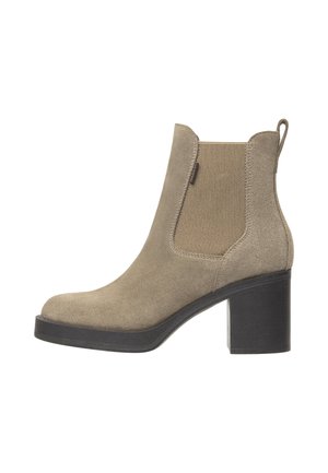 Beige Wildlederstiefelette mit elastischen Seitenpanelen, runder Zehenpartie und einem klobigen schwarzen Absatz. Glatte Textur mit minimalistischen Design.